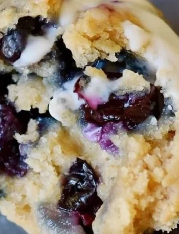 Leckere vegane Blaubeermuffins auf einem Tisch
