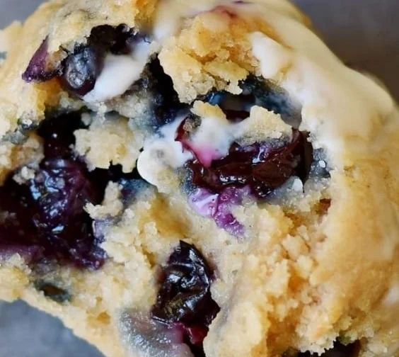 Leckere vegane Blaubeermuffins auf einem Tisch