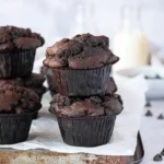 Vegane Doppel-Schokoladen-Muffins auf einem Teller serviert