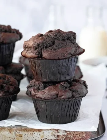 Vegane Doppel-Schokoladen-Muffins auf einem Teller serviert