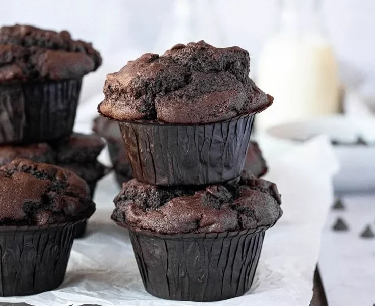 Vegane Doppel-Schokoladen-Muffins auf einem Teller serviert