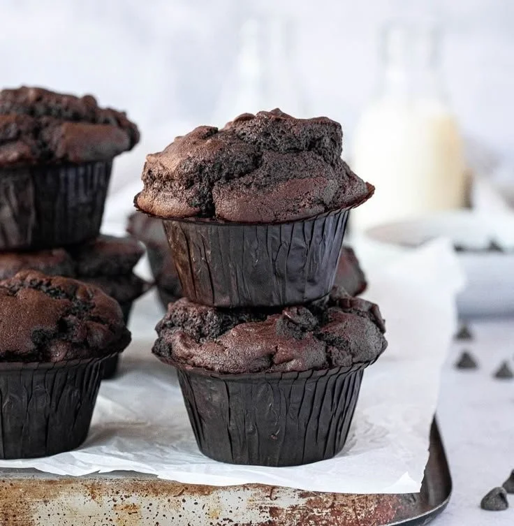 Vegane Doppel-Schokoladen-Muffins auf einem Teller serviert