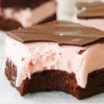 Vegane Erdbeer-Creme-Brownies auf einem Teller serviert