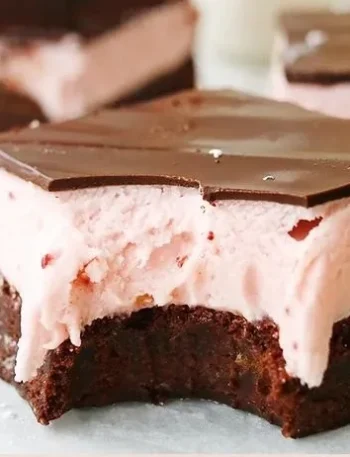 Vegane Erdbeer-Creme-Brownies auf einem Teller serviert