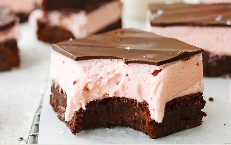 Vegane Erdbeer-Creme-Brownies auf einem Teller serviert