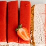 Vegane Erdbeerkäsekuchen mit frischen Erdbeeren und cremigem Tofu