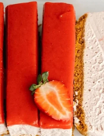 Vegane Erdbeerkäsekuchen mit frischen Erdbeeren und cremigem Tofu