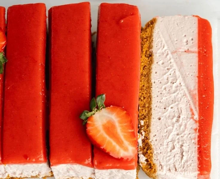 Vegane Erdbeerkäsekuchen mit frischen Erdbeeren und cremigem Tofu