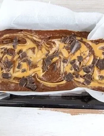 Vegane Erdnussbutter Brownies mit Schokolade und Erdnüssen