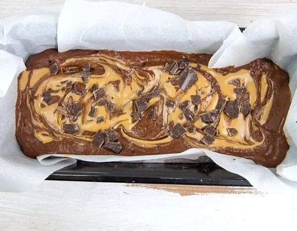 Vegane Erdnussbutter Brownies mit Schokolade und Erdnüssen