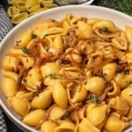 Vegane Französische Zwiebel-Pasta mit frischen Zwiebeln und Kräutern