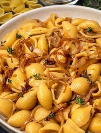 Vegane Französische Zwiebel-Pasta mit frischen Zwiebeln und Kräutern