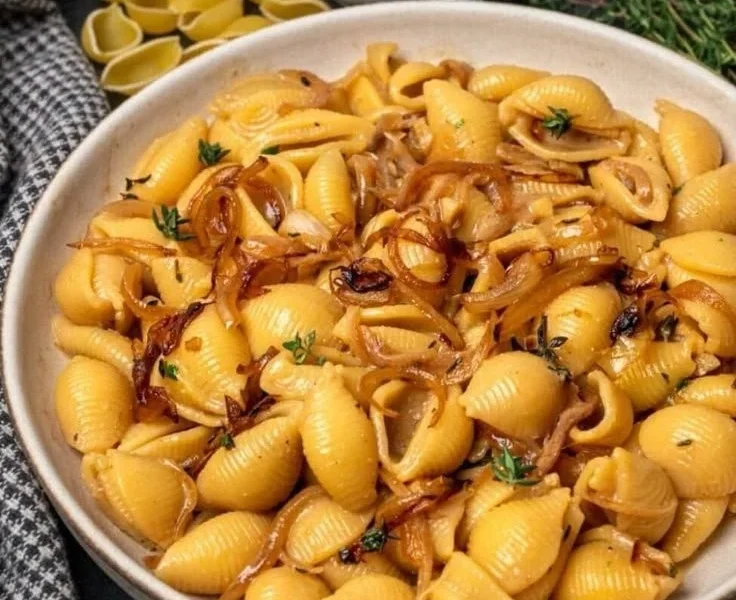 Vegane Französische Zwiebel-Pasta mit frischen Zwiebeln und Kräutern