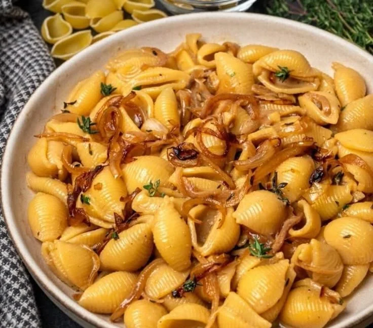 Vegane Französische Zwiebel-Pasta mit frischen Zwiebeln und Kräutern