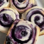 Vegane Heidelbeerbrötchen frisch gebacken mit Heidelbeeren