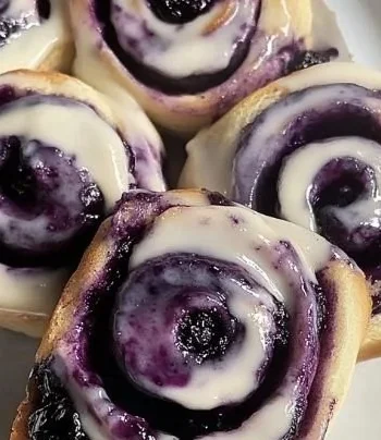 Vegane Heidelbeerbrötchen frisch gebacken mit Heidelbeeren