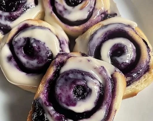 Vegane Heidelbeerbrötchen frisch gebacken mit Heidelbeeren