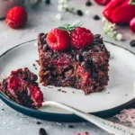 Vegane Himbeer-Brownies mit saftigen Himbeeren und Schokolade