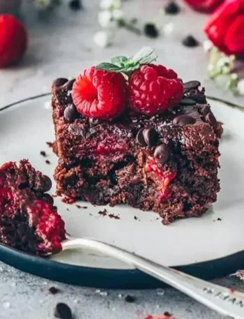Vegane Himbeer-Brownies mit saftigen Himbeeren und Schokolade