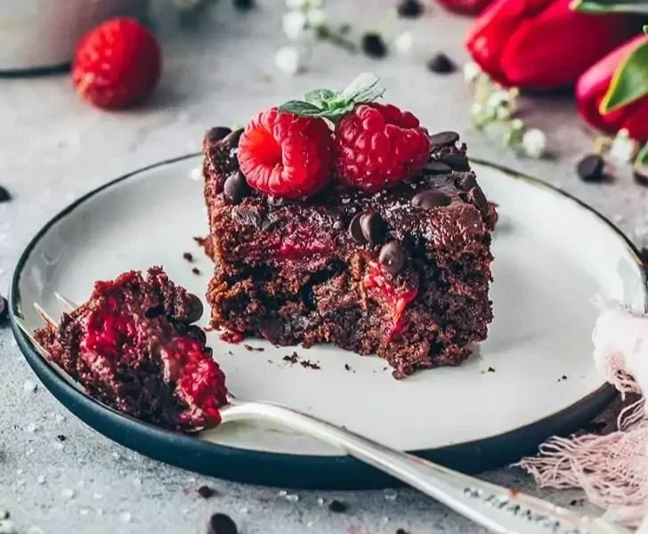 Vegane Himbeer-Brownies mit saftigen Himbeeren und Schokolade