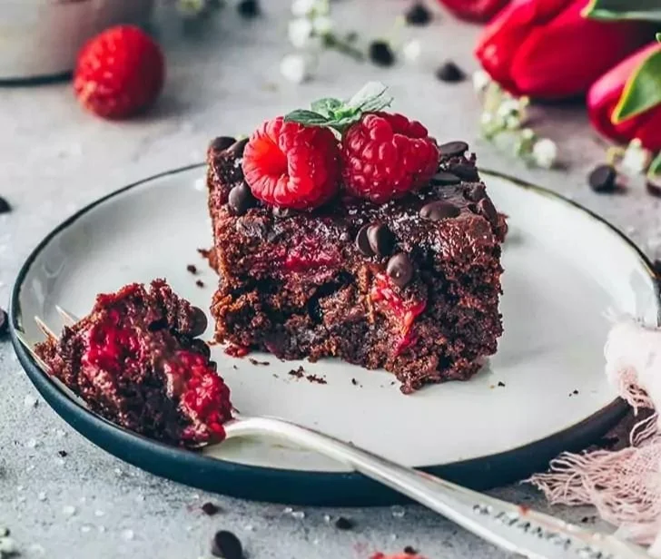 Vegane Himbeer-Brownies mit saftigen Himbeeren und Schokolade
