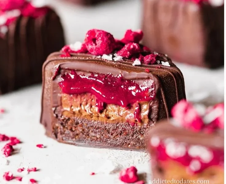 Vegane Himbeer-Mocha-Mousse-Brownies auf einem Teller serviert