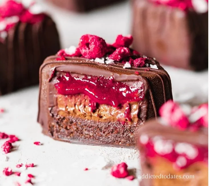 Vegane Himbeer-Mocha-Mousse-Brownies auf einem Teller serviert