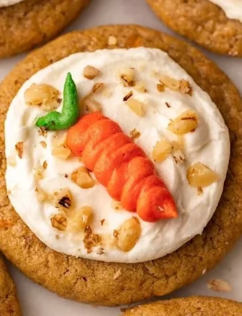 Vegane Karottenkekse auf einem Teller