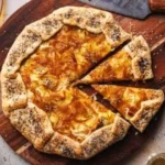 Vegane Kartoffel-Zwiebel-Galette auf einem Teller serviert