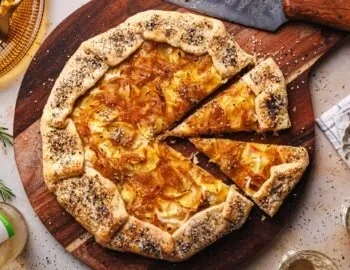 Vegane Kartoffel-Zwiebel-Galette auf einem Teller serviert