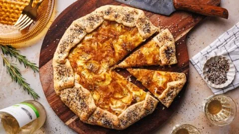 Vegane Kartoffel-Zwiebel-Galette auf einem Teller serviert