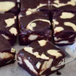 Vegane Käsekuchen-Braunies auf einem Teller serviert