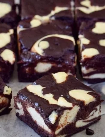 Vegane Käsekuchen-Braunies auf einem Teller serviert