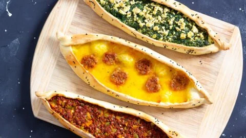 Vegane Pide mit frischen Zutaten und köstlichen Füllungen