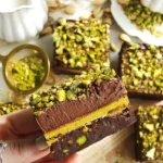 Vegane Pistaziencreme-Braunies serviert auf einem Teller