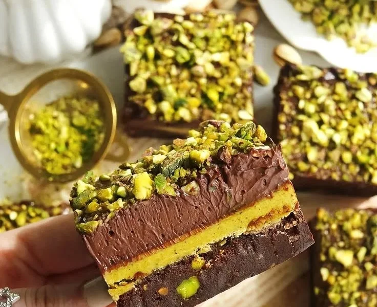 Vegane Pistaziencreme-Braunies serviert auf einem Teller