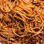 Vegane rauchige Tofu-Auberginen-Pasta auf einem Teller serviert