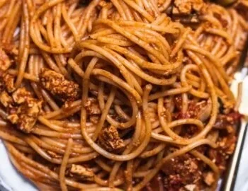 Vegane rauchige Tofu-Auberginen-Pasta auf einem Teller serviert