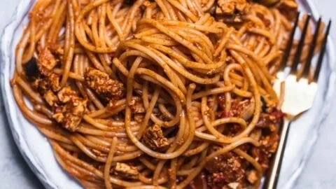 Vegane rauchige Tofu-Auberginen-Pasta auf einem Teller serviert