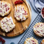 Vegane Streuselschnecken mit Johannisbeeren auf einem Teller