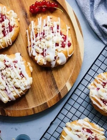 Vegane Streuselschnecken mit Johannisbeeren auf einem Teller
