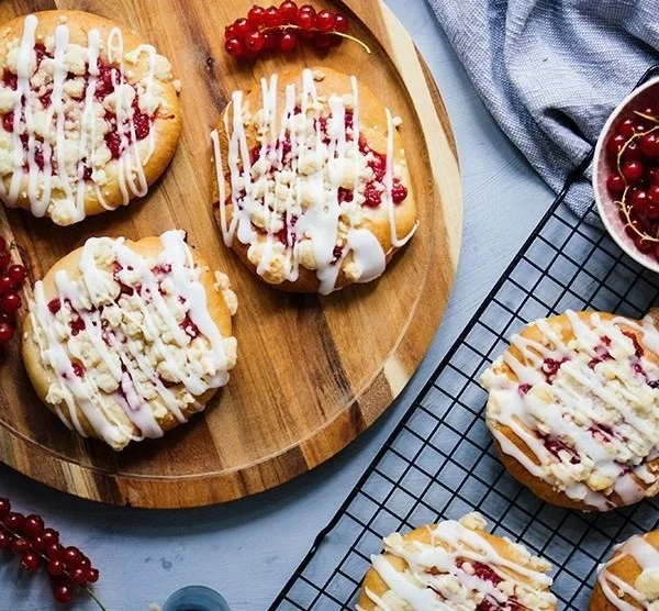 Vegane Streuselschnecken mit Johannisbeeren auf einem Teller