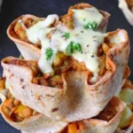 Eine Auswahl an gesunden, veganen Tortilla-Schalen mit frischen Zutaten.
