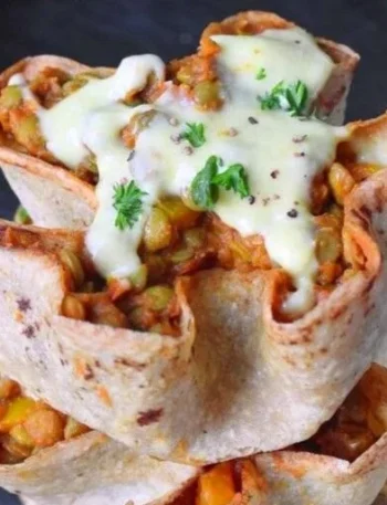 Eine Auswahl an gesunden, veganen Tortilla-Schalen mit frischen Zutaten.