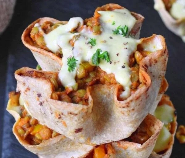 Eine Auswahl an gesunden, veganen Tortilla-Schalen mit frischen Zutaten.