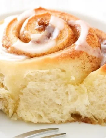 Vegane Zimt Schnecken auf einem Teller, frisch gebacken und verziert.
