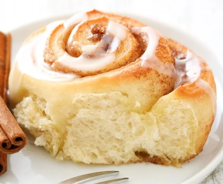 Vegane Zimt Schnecken auf einem Teller, frisch gebacken und verziert.