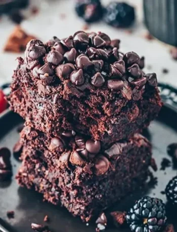Vegane Zucchini-Brownies auf einem Teller angerichtet