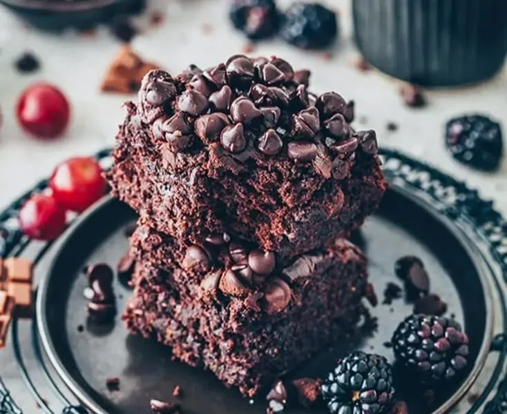 Vegane Zucchini-Brownies auf einem Teller angerichtet