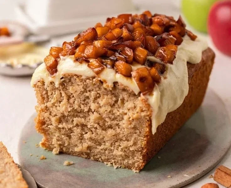 Veganer Apfelbrot in Scheiben serviert auf einem Holzbrett